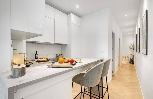 Ibiza Apartamento | Luxe 2BR Retiro Park | Salamanca families/ friends/ business trip/digital nomads