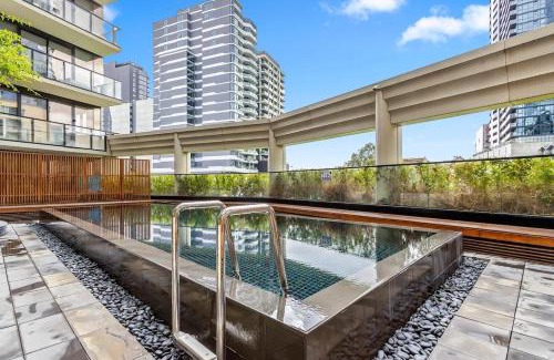 South Yarra Apartamento | Luxe 2BR Retreat POOL GYM & PARKING South Yarra