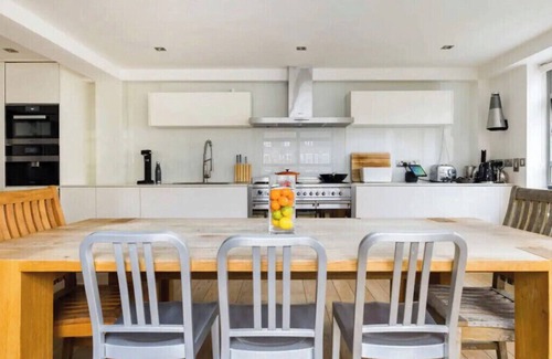 Holloway Apartamento | Luxe 3b/3b duplex w/ terrace, BBQ & parking. Near Kings Cross & central London.