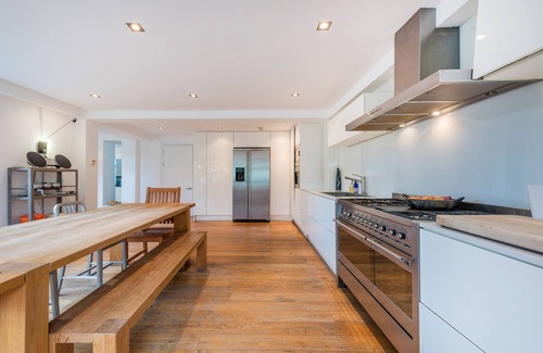 Holloway Apartamento | Luxe 3b/3b duplex w/ terrace, BBQ & parking. Near Kings Cross & central London.