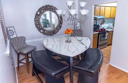 Sandy Springs Condominio | LUXE 3BR 2BA in Atl's Historic Pill Hill-Swim Pool, Tennis, Duck Pond, Cabanas!