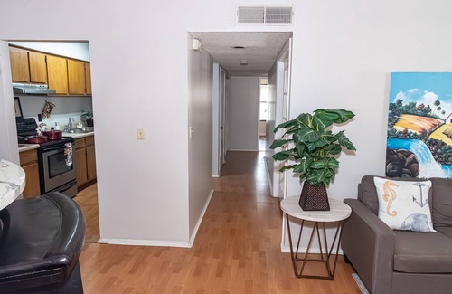 Sandy Springs Condominio | LUXE 3BR 2BA in Atl's Historic Pill Hill-Swim Pool, Tennis, Duck Pond, Cabanas!