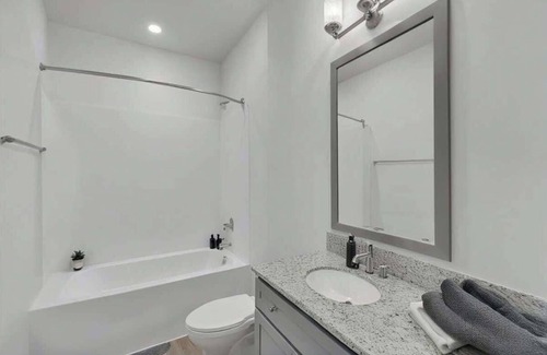 Hayes Apartamento | Luxe 3BR King Suite Mins to Downtown Durham!