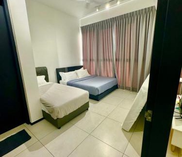 George Town Apartamento | Luxe 3BR Seaview Escape Sleeps 10 Prime Location A29