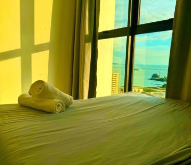 George Town Apartamento | Luxe 3BR Seaview Escape Sleeps 10 Prime Location A29