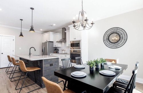 Kathleen Casa | AtHome+1 Stay | Luxe 3BR | Sleeps 10