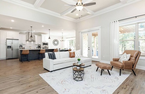 Kathleen Casa | AtHome+1 Stay | Luxe 3BR | Sleeps 10