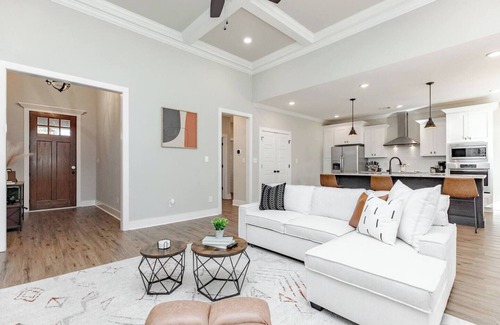 Kathleen Casa | AtHome+1 Stay | Luxe 3BR | Sleeps 10