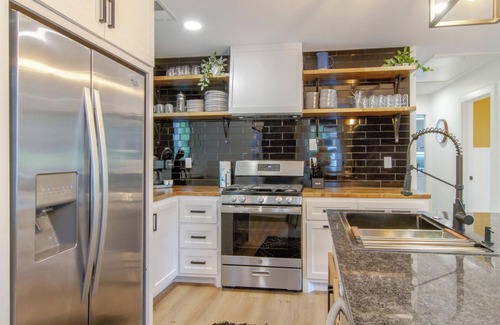 Woodbine Casa | Luxe 4-Bed Retreat w/ Game Room & Deck – 10 Min to Downtown