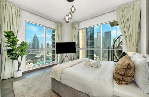 Downtown Dubai Apartamento | Luxe 4 bedroom Apartment I Burj Khalifa & Fountain Views I Free Gym, Pool, Parking, Wi-Fi and PS5 I by Skyline Serenity