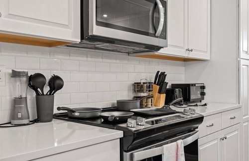 Charlotte Casa | Luxe 4BR King Townhouse w/Rooftop in Uptown CLT!