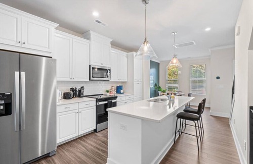 Charlotte Casa | Luxe 4BR King Townhouse w/Rooftop—in Uptown CLT!