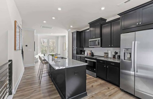 Charlotte Casa | Luxe 4BR King Townhouse w/Rooftop in Uptown CLT!