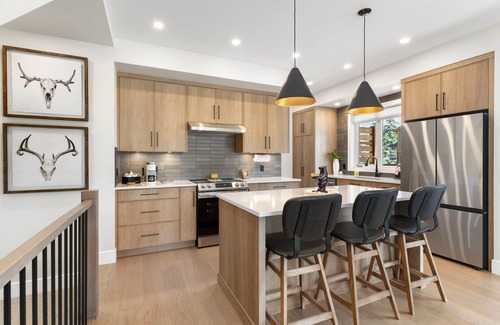Teepee Town Apartamento | Luxe 4BR Retreat + Hot Tub & Scenic Mountain Views