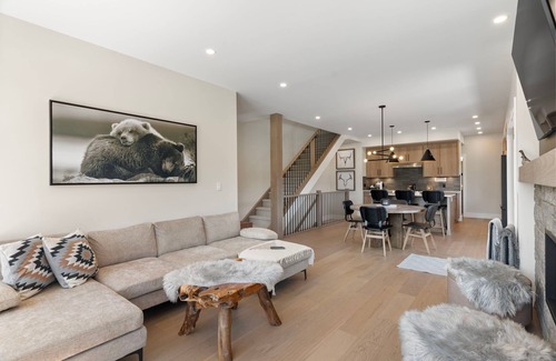 Teepee Town Apartamento | Luxe 4BR Retreat + Hot Tub & Scenic Mountain Views