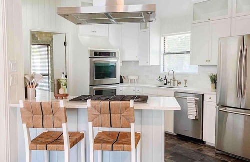 Grapevine Casa | Luxe 4BR w/Heated Pool + Hot Tub | Walk to Lake