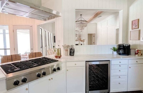 Grapevine Casa | Luxe 4BR w/Heated Pool + Hot Tub | Walk to Lake
