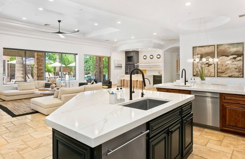Central Scottsdale Casa | Luxe 8-bedroom retreat w/ golf sim, wellness room. Perfect for corporate getaways. - HIDDEN PALM