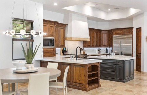 Central Scottsdale Casa | Luxe 8-bedroom retreat w/ golf sim, wellness room. Perfect for corporate getaways. - HIDDEN PALM