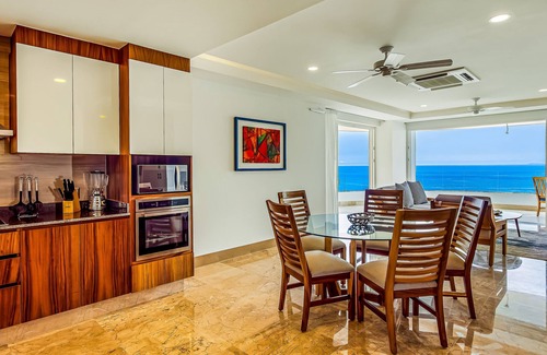 Mismaloya Apartamento | Luxe 8th-floor condo with endless ocean views, pool, spa & balcony