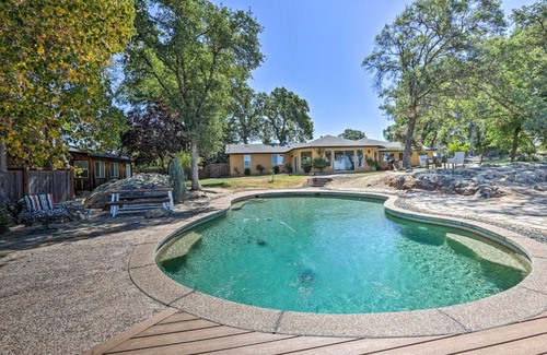 Auburn Casa | Luxe Auburn Hideaway with Tennis Court and Views!