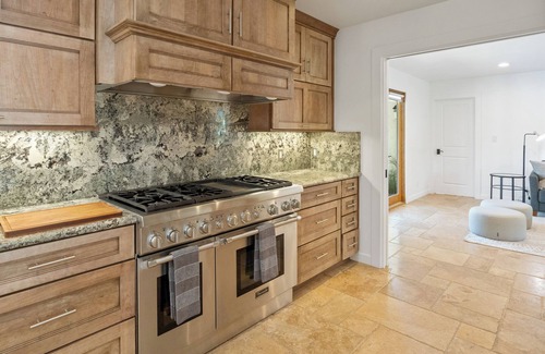 Campanil Casa | Luxe Beach Resort. Pet Friendly. 2 minutes to beach. Grand Pool-Spa!