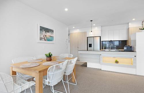 Burleigh Heads Apartamento | Luxe Beachfront 2-Bed With Gym Pool & Views
