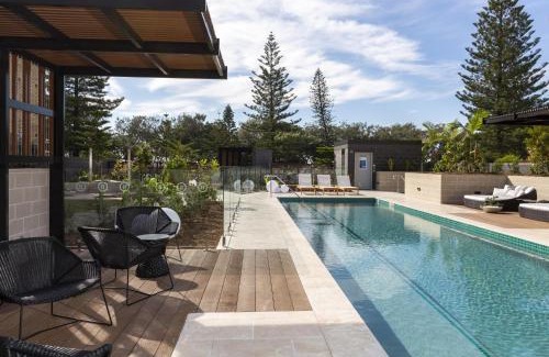Burleigh Heads Apartamento | Luxe Beachfront 2-Bed With Gym Pool & Views