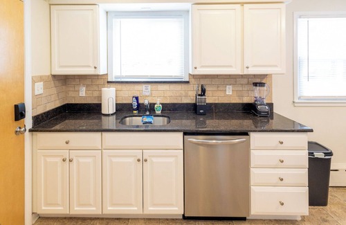 Belleville Apartamento | Luxe Belleville 1 Bed - Pets OK, Parking, Laundry, Fios, Safe, Dog Park Nearby