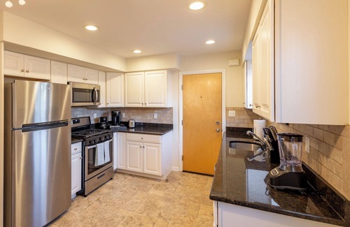 Belleville Apartamento | Luxe Belleville 1 Bed - Pets OK, Parking, Laundry, Fios, Safe, Dog Park Nearby