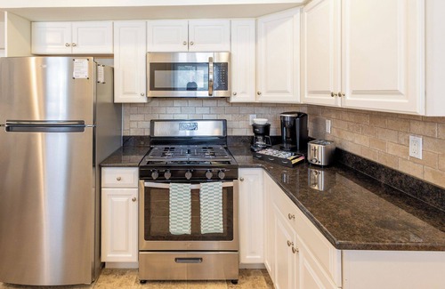 Belleville Apartamento | Luxe Belleville 1 Bed - Pets OK, Parking, Laundry, Fios, Safe, Dog Park Nearby