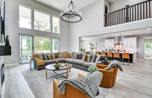 Black Mountain Casa | Luxe Black Mountain Manor on 15 Acres!