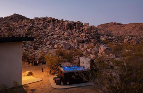 Joshua Tree Casa | Luxe Boulder Hideaway Mins to JTNP 2 Acres