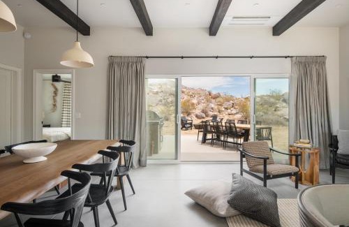 Joshua Tree Casa | Luxe Boulder Hideaway Mins to JTNP 2 Acres