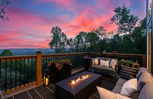Laurel Park Casa | LUXE, Breathtaking Mountain Views, Hot Tub, Fire Pit, Fire Pit Table, Pool Table, 2 Living rooms, Universal EV Station