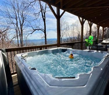 Laurel Park Casa | LUXE, Breathtaking Mountain Views, Hot Tub, Fire Pit, Fire Pit Table, Pool Table, 2 Living rooms, Universal EV Station