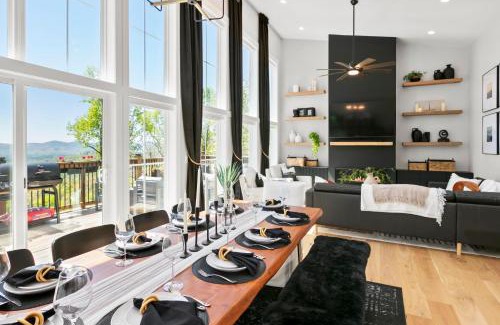Laurel Park Casa | LUXE, Breathtaking Mountain Views, Hot Tub, Fire Pit, Fire Pit Table, Pool Table, 2 Living rooms, Universal EV Station