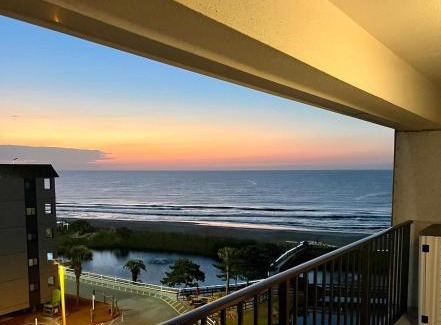 Myrtle Beach Apartamento | Luxe by the Sea - 5-Star Beachfront Escape