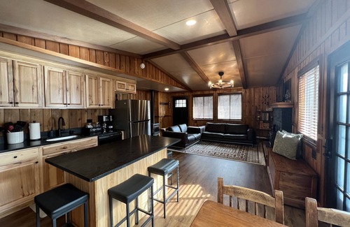 Albrightsville Cabina | Luxe Cabin, 5 minutes to Lake & Pool 2Bed2Bath, Pet friendly +Resort Amenities