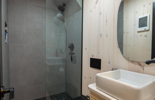 Portland Cabina | Luxe Cabin /Hot Tub / EV Charger