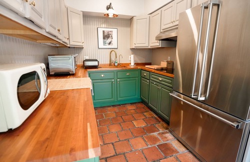 Brewster Casa | Luxe Cape Cod Farmhouse. Walk to Ellis Landing Beach!