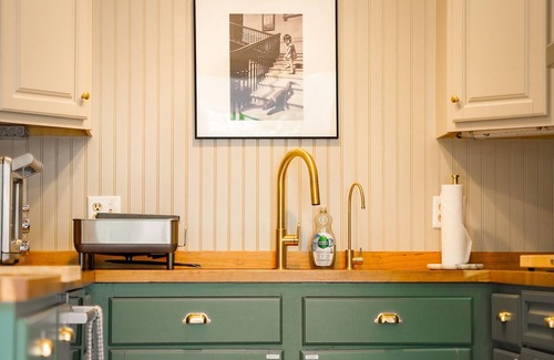 Brewster Casa | Luxe Cape Cod Farmhouse. Walk to Ellis Landing Beach!