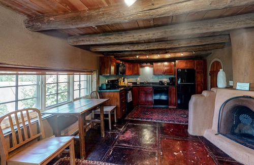 Taos Casa | Luxe Casita - Fireplace, Full Kitchen & Steam Shower - Walk to Eateries, Dogs OK