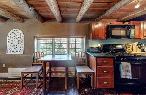Taos Casa | Luxe Casita - Fireplace, Full Kitchen & Steam Shower - Walk to Eateries, Dogs OK