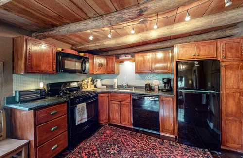 Taos Casa | Luxe Casita - Fireplace, Full Kitchen & Steam Shower - Walk to Eateries, Dogs OK