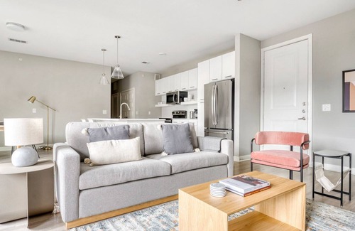 Highland Apartamento | Luxe Central Austin 1BR w/ Gym, Pool & W/D, nr cafe, by Blueground