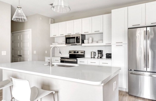 Highland Apartamento | Luxe Central Austin 1BR w/ Gym, Pool & W/D, nr cafe, by Blueground