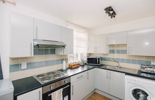 Luton Apartamento | Luxe Central King-Size Apt w/ Wi-Fi & Free Parking
