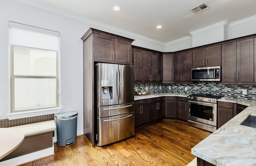 Central Business District Casa | Luxe centrally located Houston 3 story townhouse: Minute Maid/GRB/Med Center/NRG