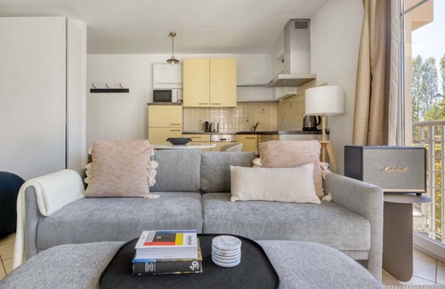 Cents Apartamento | Luxe Cents Studio w/ Balcony & Elevator, nr Bus Station, by Blueground